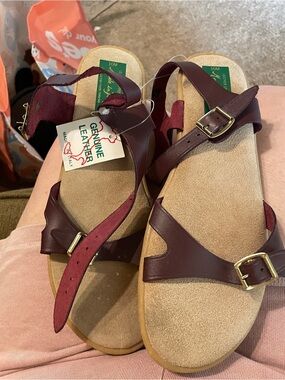 Source Unknown Burgundy Genuine Leather Buckle Sandals